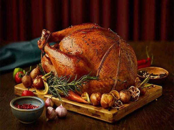 8 روش مرینیت بوقلمون برای انواع روش های پخت 8 روش مرینیت بوقلمون برای انواع روش های پخت